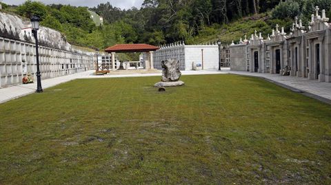 Chequeo a las mejoras realizadas en el cementerio de Lampon, Boiro