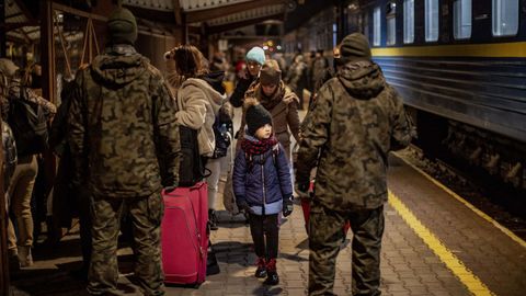 Una niña cruza su mirada con la de un soldado polaco en la estación de Przemyl. Bruno Thevenin  e. la voz