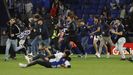 Aficionados del Espanyol invaden el campo para evitar la celebración del Barcelona en Cornellá