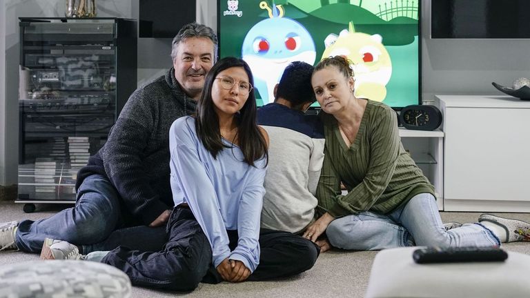 Enrique y Loli, con su hija Natalia y el menor que tienen en acogida
