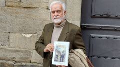 Francisco Ruiz Alderegua con un ejemplar de su libro recin publicado