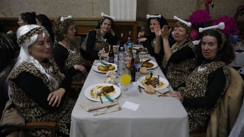 Los grupos de mujeres disfrutaron del xoves de comadres de Verín después de dos años.