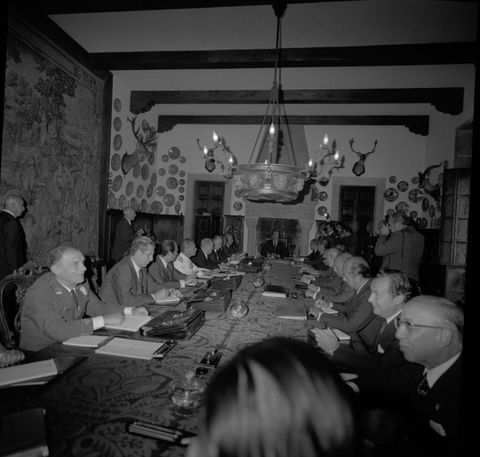 Consejo de ministros presidido por el entonces príncipe Juan Carlos en una de las estancias del pazo, en la que se aprecia un tapiz cubriendo una de las paredes, trofeos de caza y una de las chimeneas monumentales de la planta baja