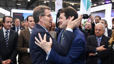 El líder del PP, Alberto Núñez Feijoo, y el presidente de la Junta de Castilla y León, Alfonso Fernández Mañueco, se saludan este viernes en la feria Fitur.