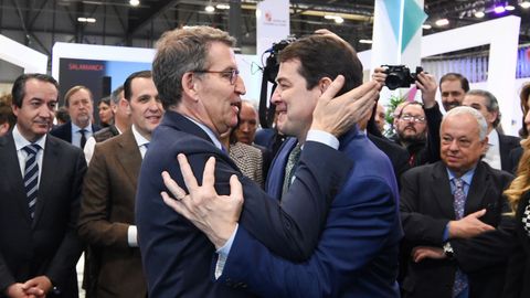 El lder del PP, Alberto Nez Feijoo, y el presidente de la Junta de Castilla y Len, Alfonso Fernndez Maueco, se saludan este viernes en la feria Fitur. 