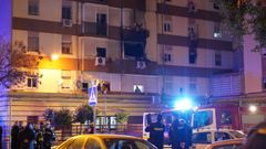 Servicios de emergencias en el edificio incendiado en Sevilla.