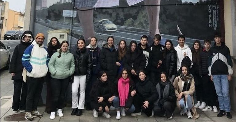 Alumnos de centros educativos de la comarca hicieron visitas guiadas a los murales de Ordes antes de las vacaciones navideñas