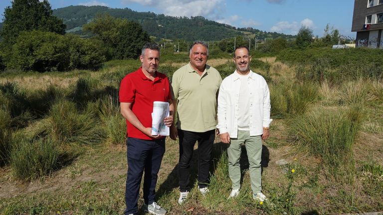 de izquierda a derecha, Daniel Navarro, aparejador municipal; el concejal, Alejandro Villa, y el alcalde, Ángel García