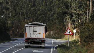 Imagen de archivo de un camión circulando por una carretera gallega