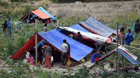 Refugios muy precarios de los desplazados por la catástrofe