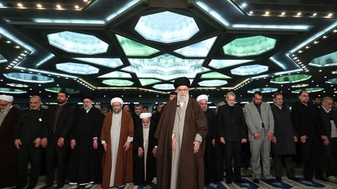 El gran ayatolá Alí Jamenéi dirigió la oración del viernes por primera vez desde hace ocho años