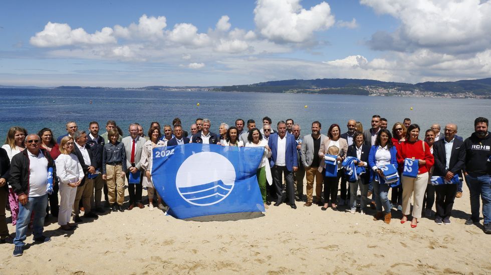 Galicia recoge sus banderas azules.El nuevo servicio tiene el objetivo de descongestionar el acceso a la playa fluvial de A Cova, uno de los lugares más visitados de la Ribeira Sacra durante el verano
