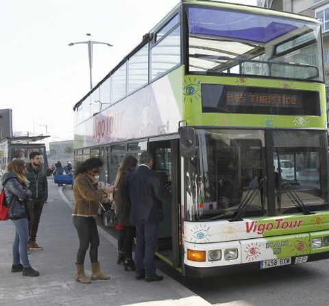 Un grupo de viajeros sube al bus turstico de Vitrasa que parte de A Laxe a las 12 y 16.30. 