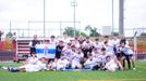 Los jugadores del cadete A celebran el t�tulo liguero conseguido en Mareo