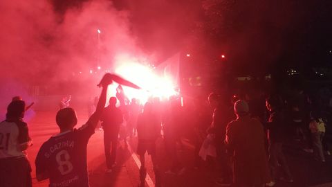 Recibimiento en el Carlos Tartiere al autobs del Real Oviedo tras el partido en Anduva