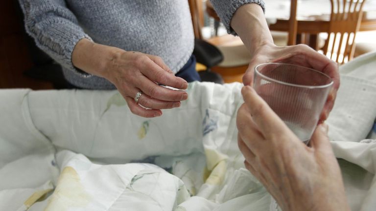 Una mujer atiende a su madre dependiente, usuaria de un servicio de dependencia municipal, en una imagen de archivo.