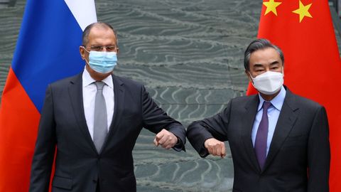 Los ministros de Exteriores ruso y chino, durante su encuentro de este lunes