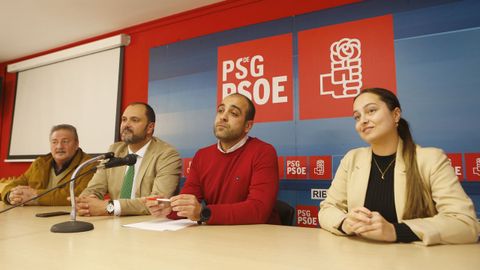 Alberto Suárez, número tres; Bernardo Fernández, secretario provincial; Francisco Suárez-Puerta, candidato a la alcaldía, y Ana Alvite, número dos de la lista, en la presentación.