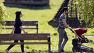 Una joven pareja paseando con su bebé por un parque de Vigo