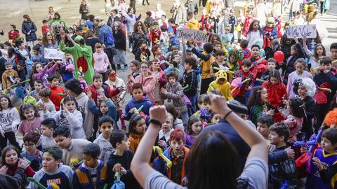 Escolares de varios centros educativos da cidade pasrono en grande na praza Maior de Ourense