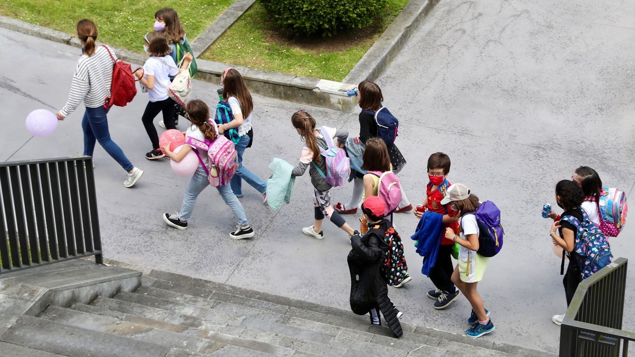 Un grupo de niños con mascarilla este jueves en la plaza de España de Oviedo