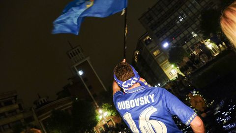 Cientos de aficionados celebran el ascenso del Real Oviedo en la plaza Amrica