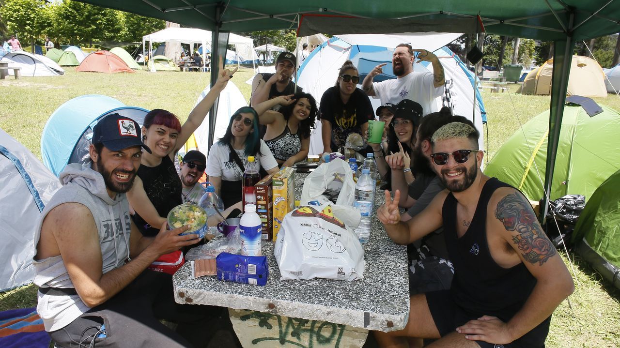 Ambiente de festival en Viveiro con el Resurrection Fest.Los peregrinos pueden recoger gratuitamente bolsas de tela en las oficinas de Correos de Monforte y Sarria