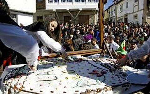 El reparto da bica do peliqueiro se celebró ayer en Laza con gran jolgorio.