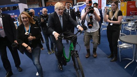 Boris Johnson lleg en bicicleta este martes al congreso conservador que se celebra en Manchester.