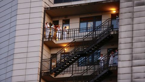Personal sanitario del Hospital Montecelo, en Pontevedra, sale a los balcones a devolver con aplausos el apoyo recibido 