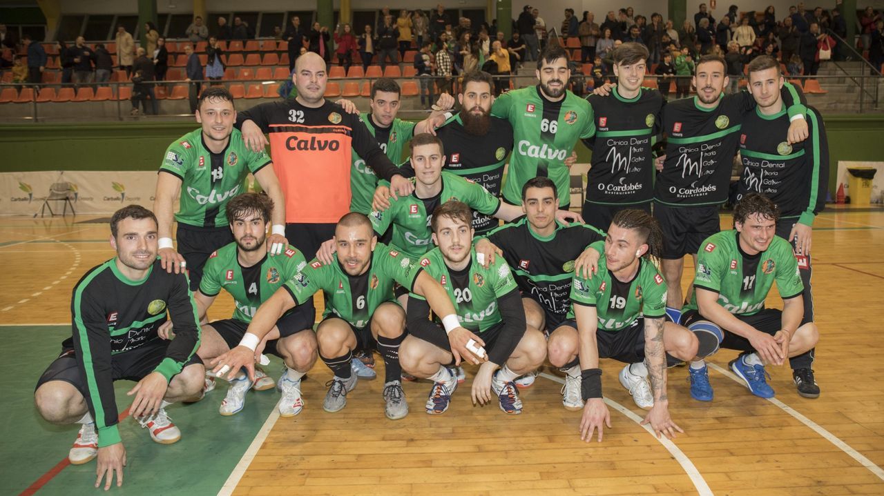 Buen ambiente en el San Isidro de Sarria.Airi�os da Freba, en la imagen, en el templete de la Praza Maior, actuar� en el Clavic�mbalo