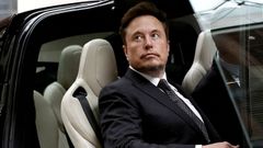 Elon Musk llegando en un Tesla a un hotel en Beijing el pasado mes de mayo