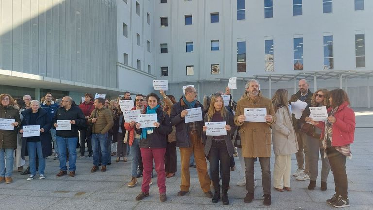 Un centenar de funcionarios de Vigo piden más medios para la nueva oficina judicial: «Queren que traballemos como na cadea de Citroën»