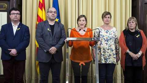 La entonces presidenta del Parlament de Cataluña, Carme Forcadell (centro) , en octubre del 2017, acompañada de los miembros de la Mesa, Joan Josep Nuet (izquierda) Lluis Guinó (segundo por la izquierda), Anna Simó (segunda por la derecha) y Ramona Barrufet (derecha). 