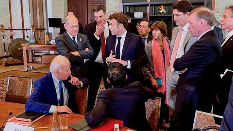 Biden, Scholz, Snchez, Macron, Sunak y Trudeau, junto a varios ministros de Exteriores, hablan del misil en la cumbre del G20, en una imagen tomada por el portavoz del Gobierno alemn, Steffen Hebestreit 