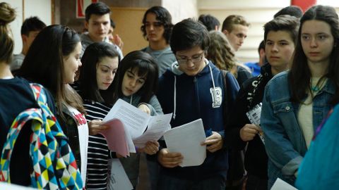 Estudiantes en el primer examen de selectividad en Santiago de Compostela