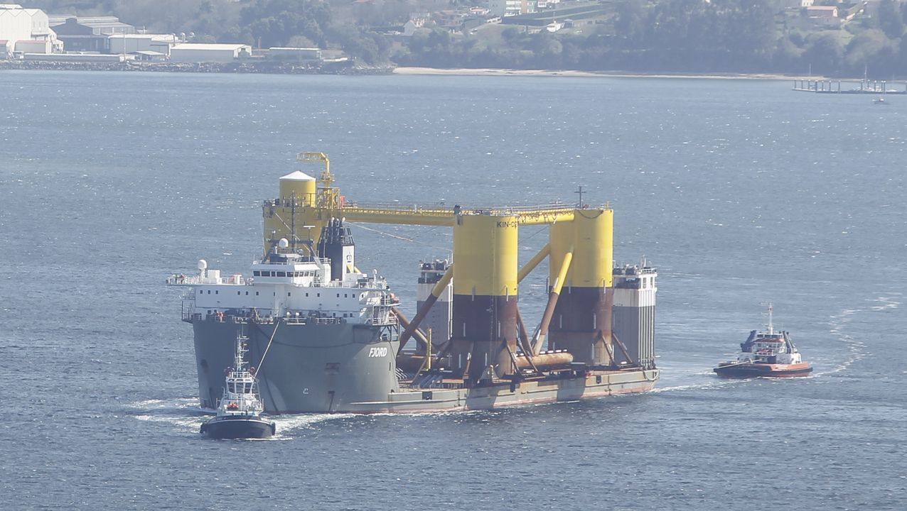 Bache en la plaza �lvaro Cunqueiro (Esteiro)