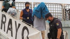 Uno de los detenidos a su llegada este martes a la Base Naval de Las Palmas de Gran Canarias