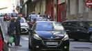 Vehículos circulando y estacionados en la calle del Sol, en el centro de Ferrol