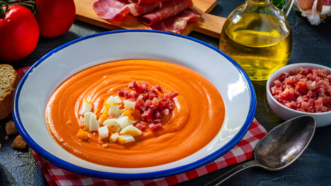 Un plato de gazpacho con un extra de prote�nas: huevo y jam�n.