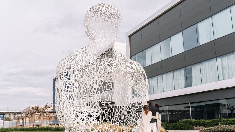 Emotivo homenaje de los hijos de Isak Andic, fundador de Mango, un año después de su muerte
