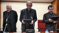 El cardenal y arzobispo emérito de Madrid, Carlos Osoro, el presidente de la Conferencia Episcopal, Juan José Omella, y el nuevo arzobispo de Madrid, José Cobo en la asamblea de ayer. 
