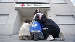 Luisa Couso, con sus hijos, delante de la sede de Cruz Roja en Pontevedra