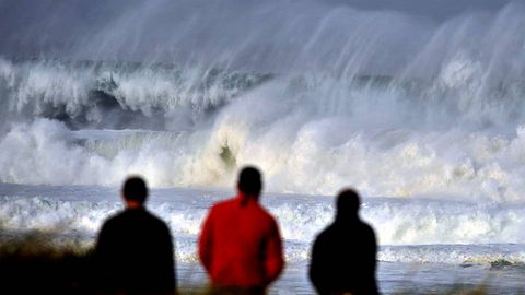 Olas en la playa de A Frouxeira, en Valdovio