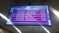 Información de las próximas salidas en la estación de La Corredoria con la toponimia en asturiano