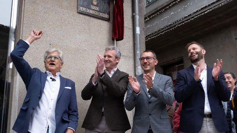 Pepe Domingo Castaño, en el acto en que se descubrió la placa que da su nombre a la plaza padronesa en la que jugaba de niño y al que asistió Alfonso Rueda