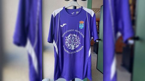 As camisolas entregadas polo Concello de Bveda aos dous clubes de ftbol local son lilas, a cor do movemento feminista