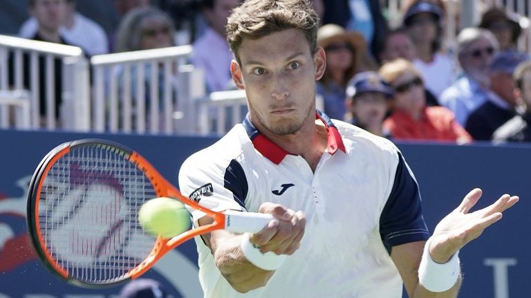 El tenista asturiano Pablo Carreño devuelve una bola al francés Nicolas Mahut en su partido del Abierto de Estados Unidos, en el centro USTA del Flushing Meadows en Nueva York