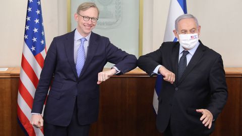 Brian Hook, representante de Estados Unidos para Oriente Medio, saluda a Benjamin Netanyahu, este martes, en la oficina del primer ministro israel en Jerusaln
