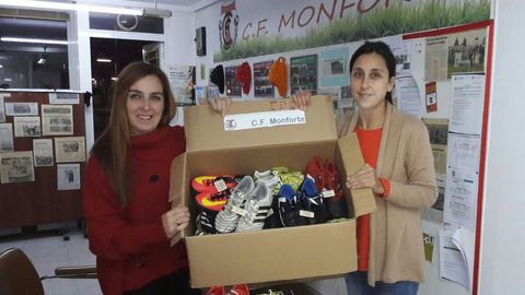 Directivas del CF Monforte con un lote de calzado deportivo que enviaron el pasado ao a Santo Tom